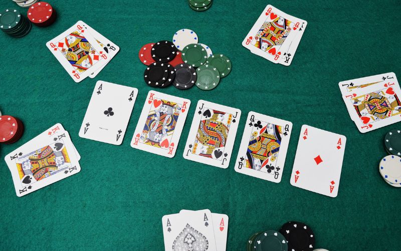 game bài poker đổi thưởng uy tín